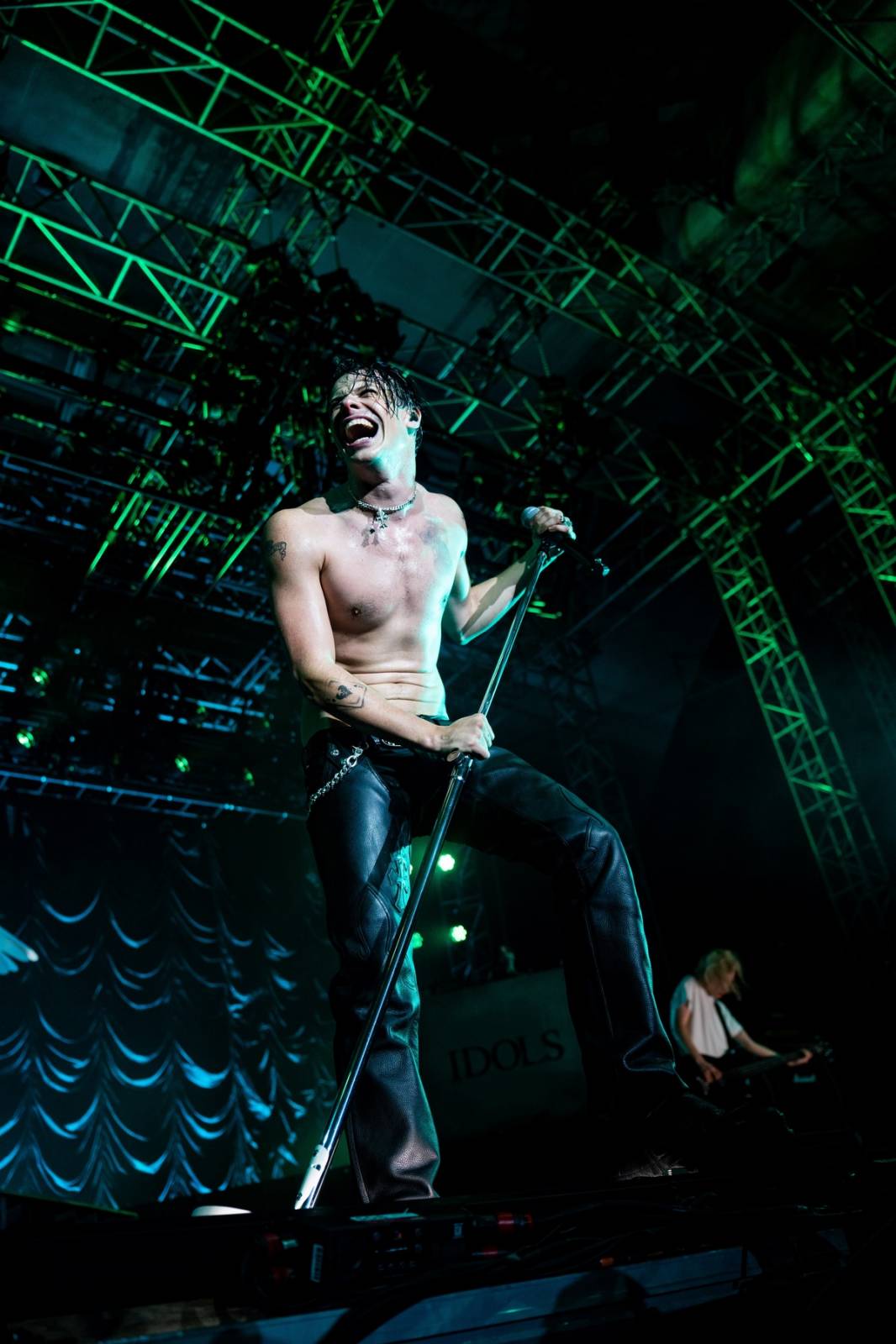 Divoký a bláznivý Yungblud dostal pražské publikum do varu. Mluvil česky a pozval si na stage fanouška