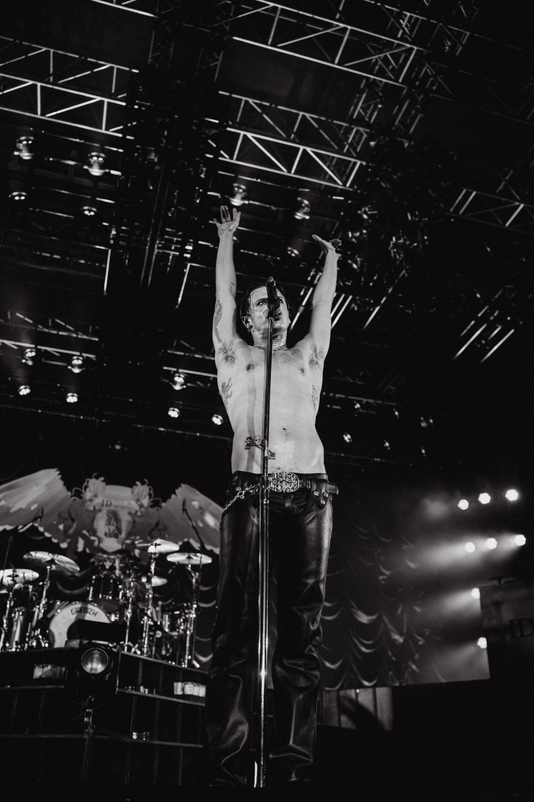 Divoký a bláznivý Yungblud dostal pražské publikum do varu. Mluvil česky a pozval si na stage fanouška