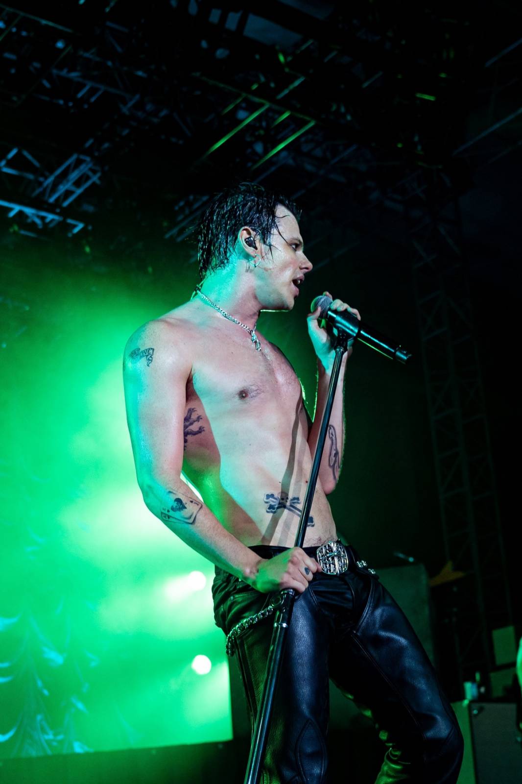 Divoký a bláznivý Yungblud dostal pražské publikum do varu. Mluvil česky a pozval si na stage fanouška