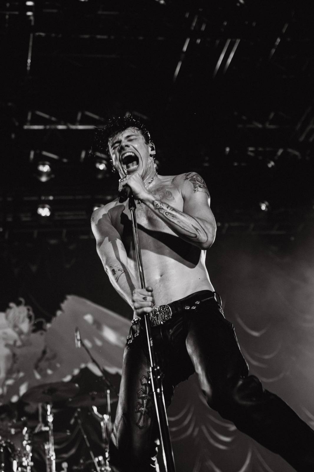 Divoký a bláznivý Yungblud dostal pražské publikum do varu. Mluvil česky a pozval si na stage fanouška