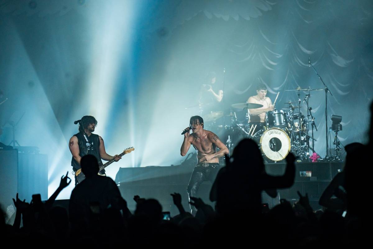 Divoký a bláznivý Yungblud dostal pražské publikum do varu. Mluvil česky a pozval si na stage fanouška