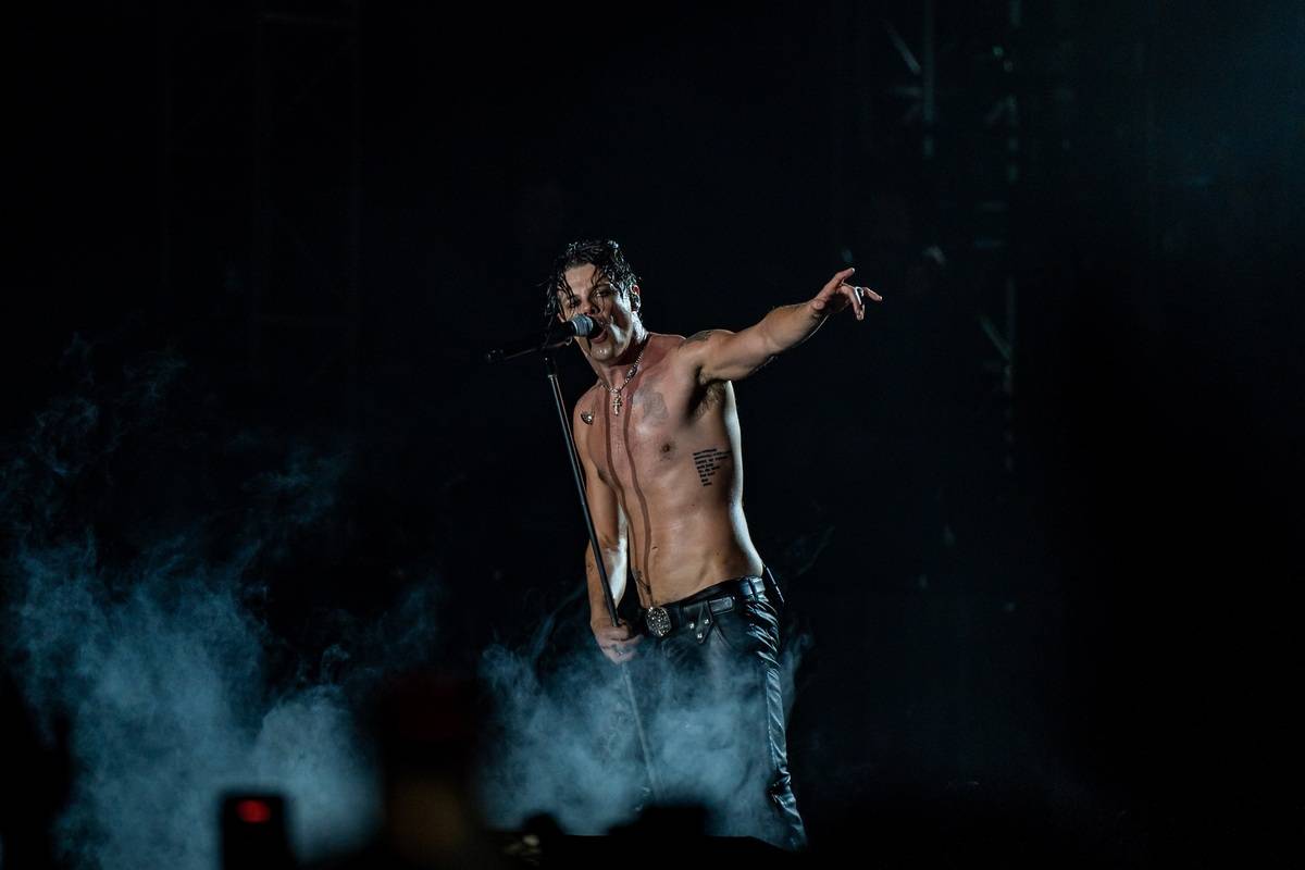 Divoký a bláznivý Yungblud dostal pražské publikum do varu. Mluvil česky a pozval si na stage fanouška