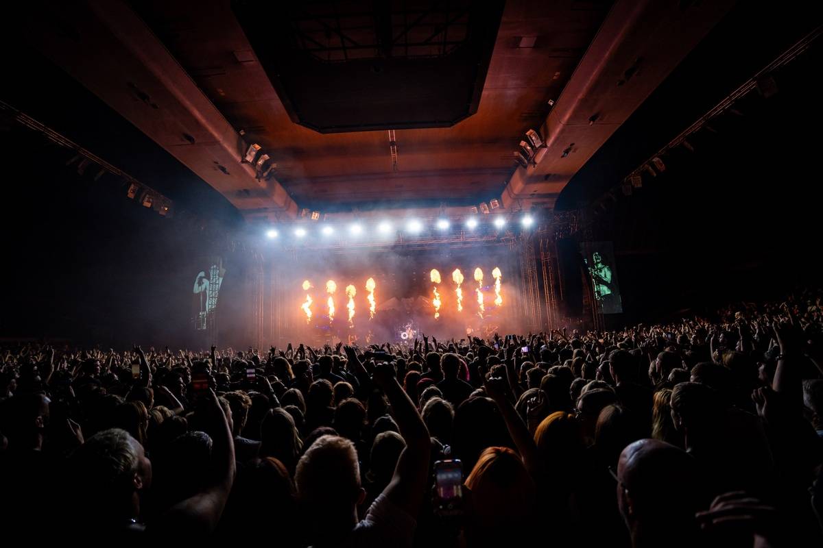 Divoký a bláznivý Yungblud dostal pražské publikum do varu. Mluvil česky a pozval si na stage fanouška