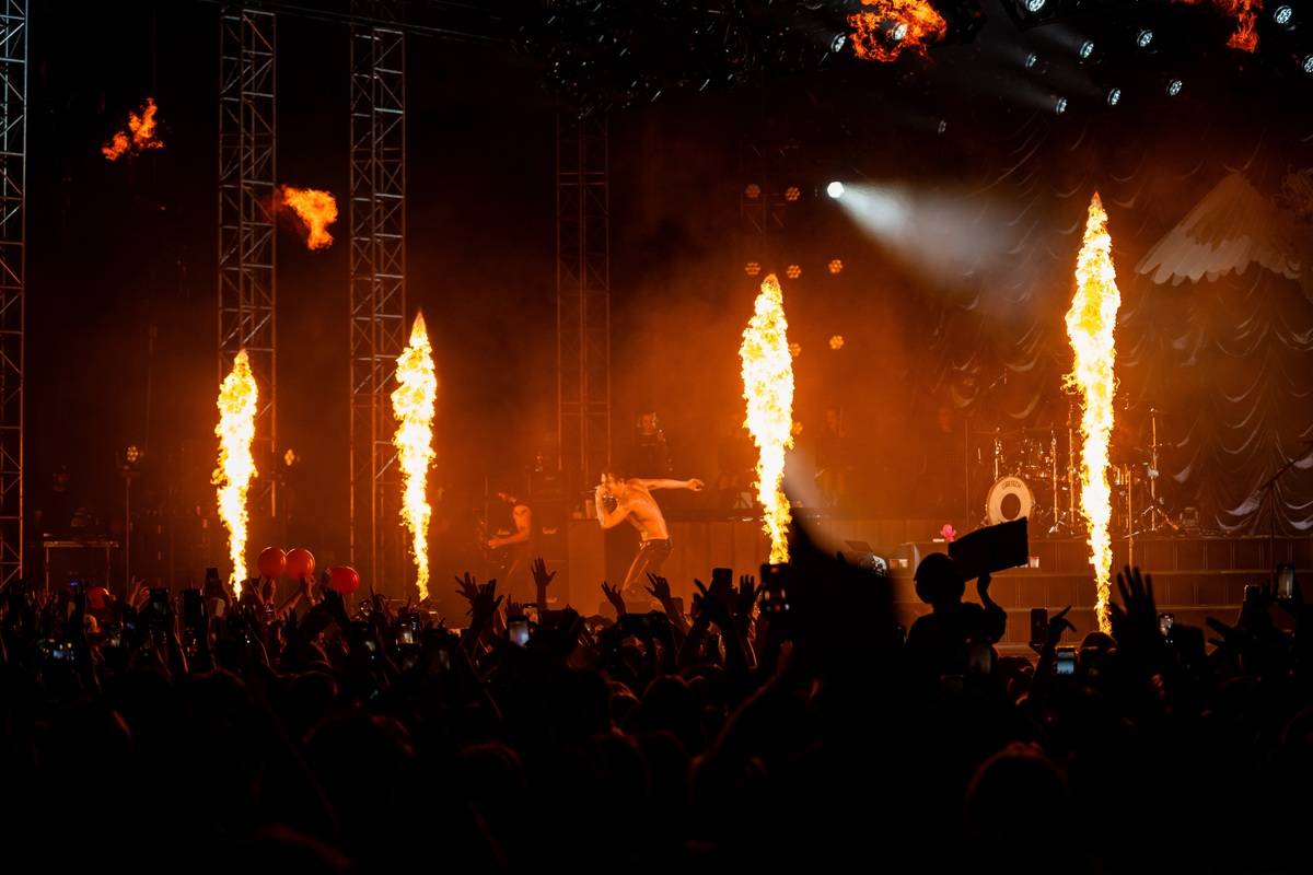 Divoký a bláznivý Yungblud dostal pražské publikum do varu. Mluvil česky a pozval si na stage fanouška