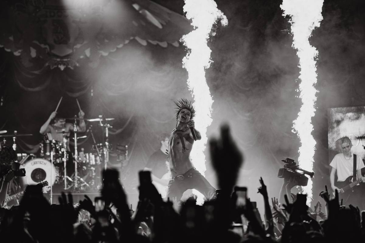 Divoký a bláznivý Yungblud dostal pražské publikum do varu. Mluvil česky a pozval si na stage fanouška