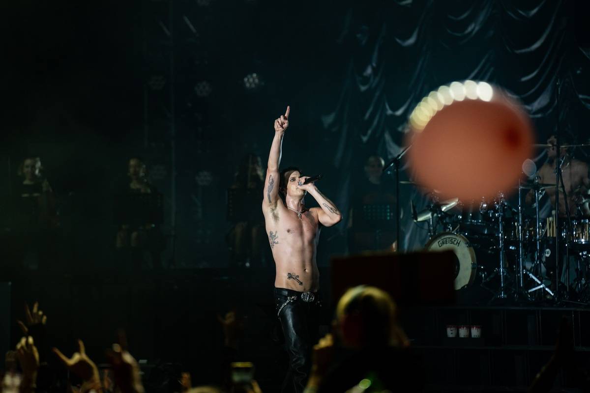 Divoký a bláznivý Yungblud dostal pražské publikum do varu. Mluvil česky a pozval si na stage fanouška