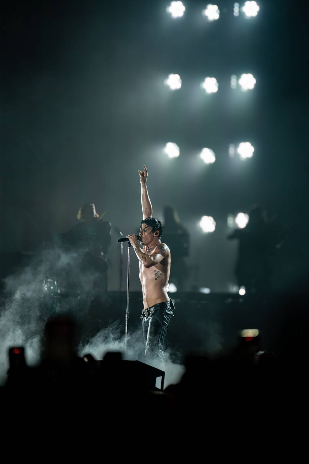 Divoký a bláznivý Yungblud dostal pražské publikum do varu. Mluvil česky a pozval si na stage fanouška