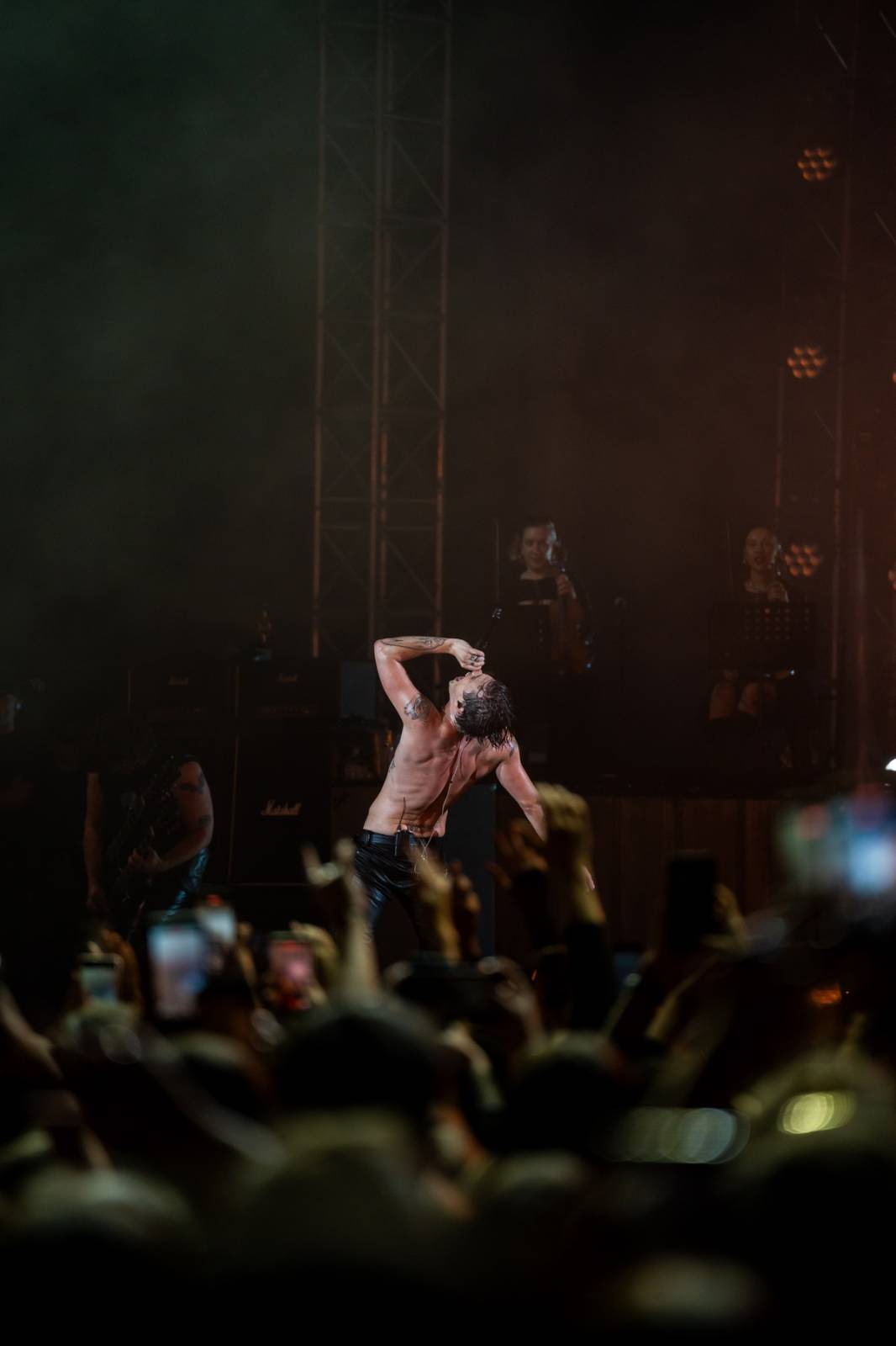 Divoký a bláznivý Yungblud dostal pražské publikum do varu. Mluvil česky a pozval si na stage fanouška