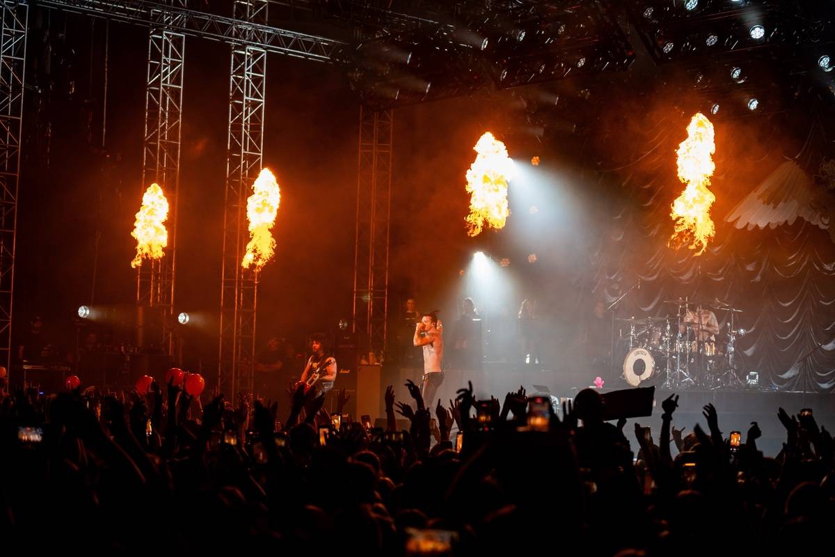 Divoký a bláznivý Yungblud dostal pražské publikum do varu. Mluvil česky a pozval si na stage fanouška
