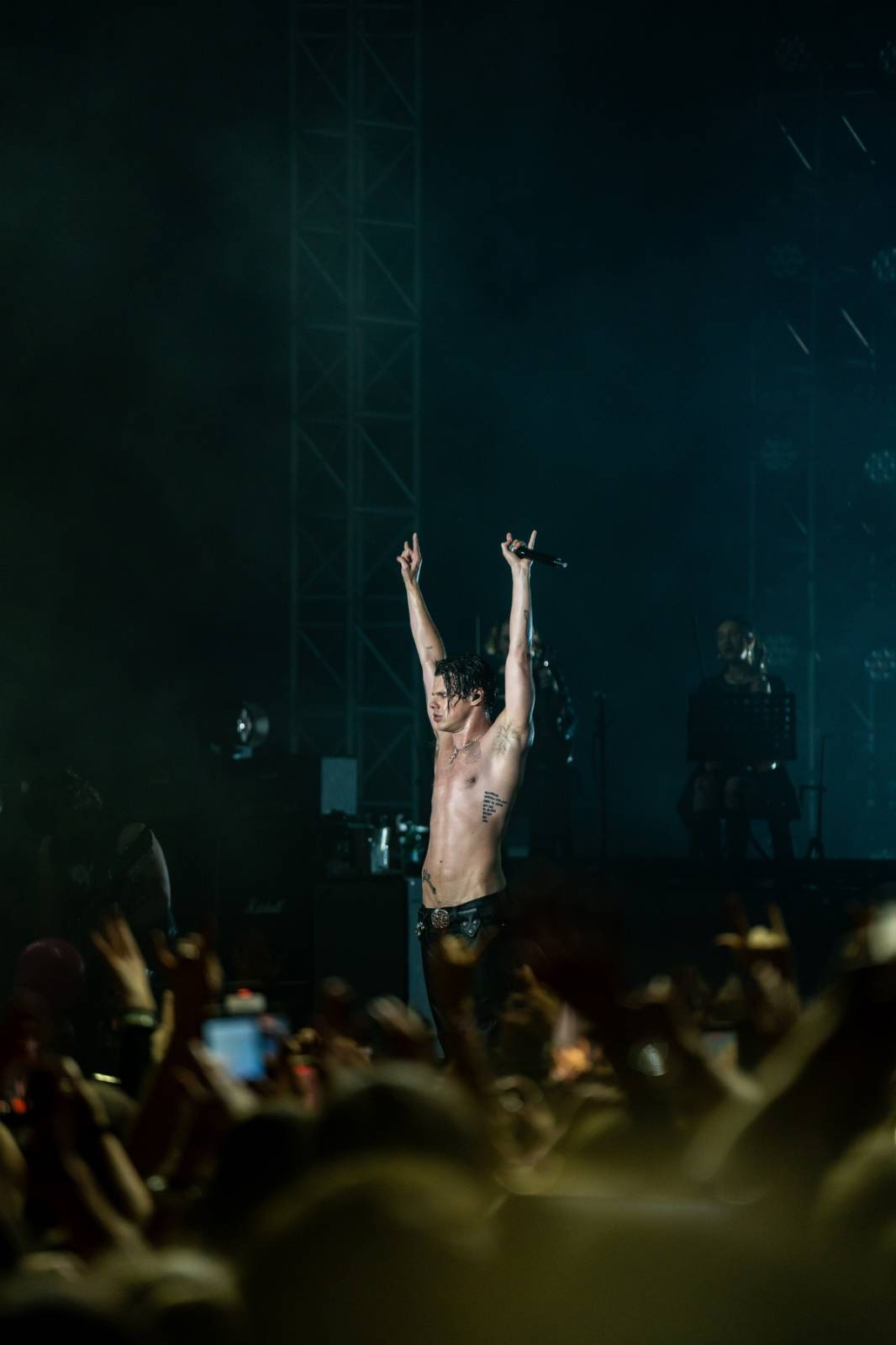 Divoký a bláznivý Yungblud dostal pražské publikum do varu. Mluvil česky a pozval si na stage fanouška