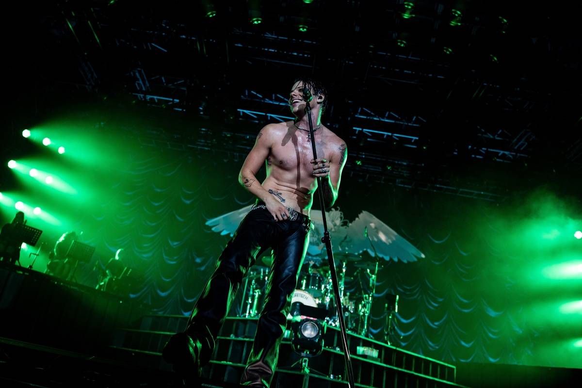 Divoký a bláznivý Yungblud dostal pražské publikum do varu. Mluvil česky a pozval si na stage fanouška