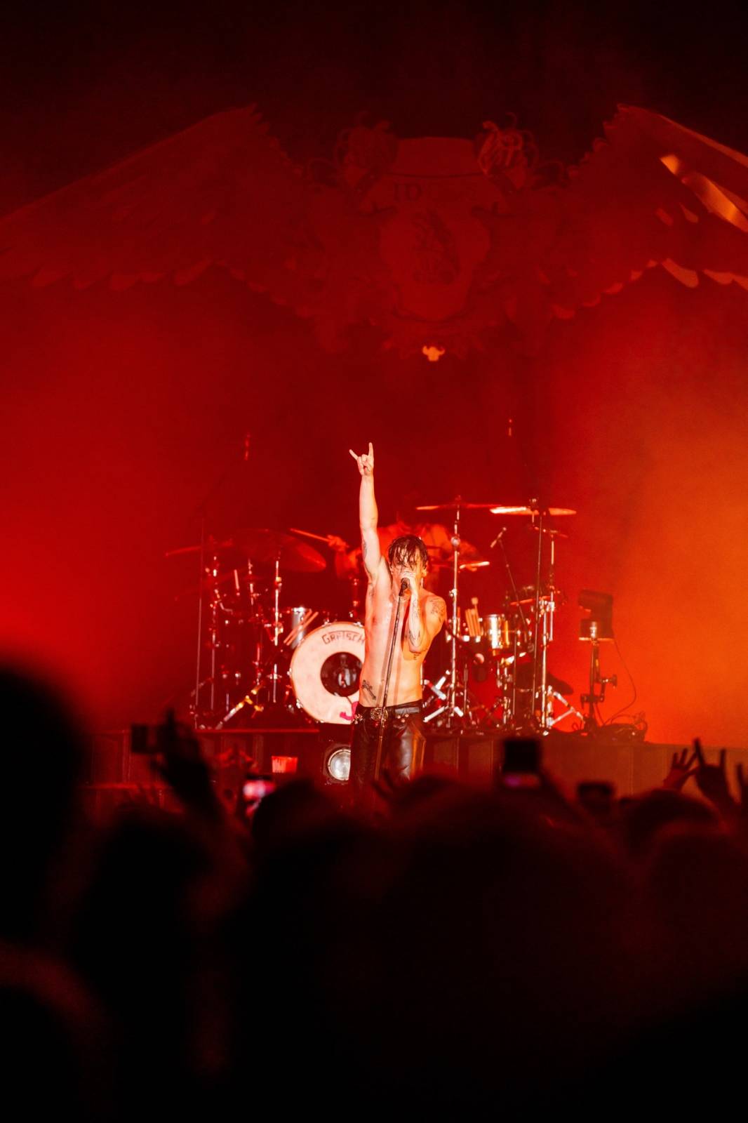 Divoký a bláznivý Yungblud dostal pražské publikum do varu. Mluvil česky a pozval si na stage fanouška