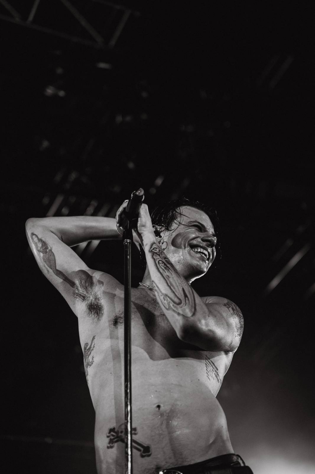 Divoký a bláznivý Yungblud dostal pražské publikum do varu. Mluvil česky a pozval si na stage fanouška