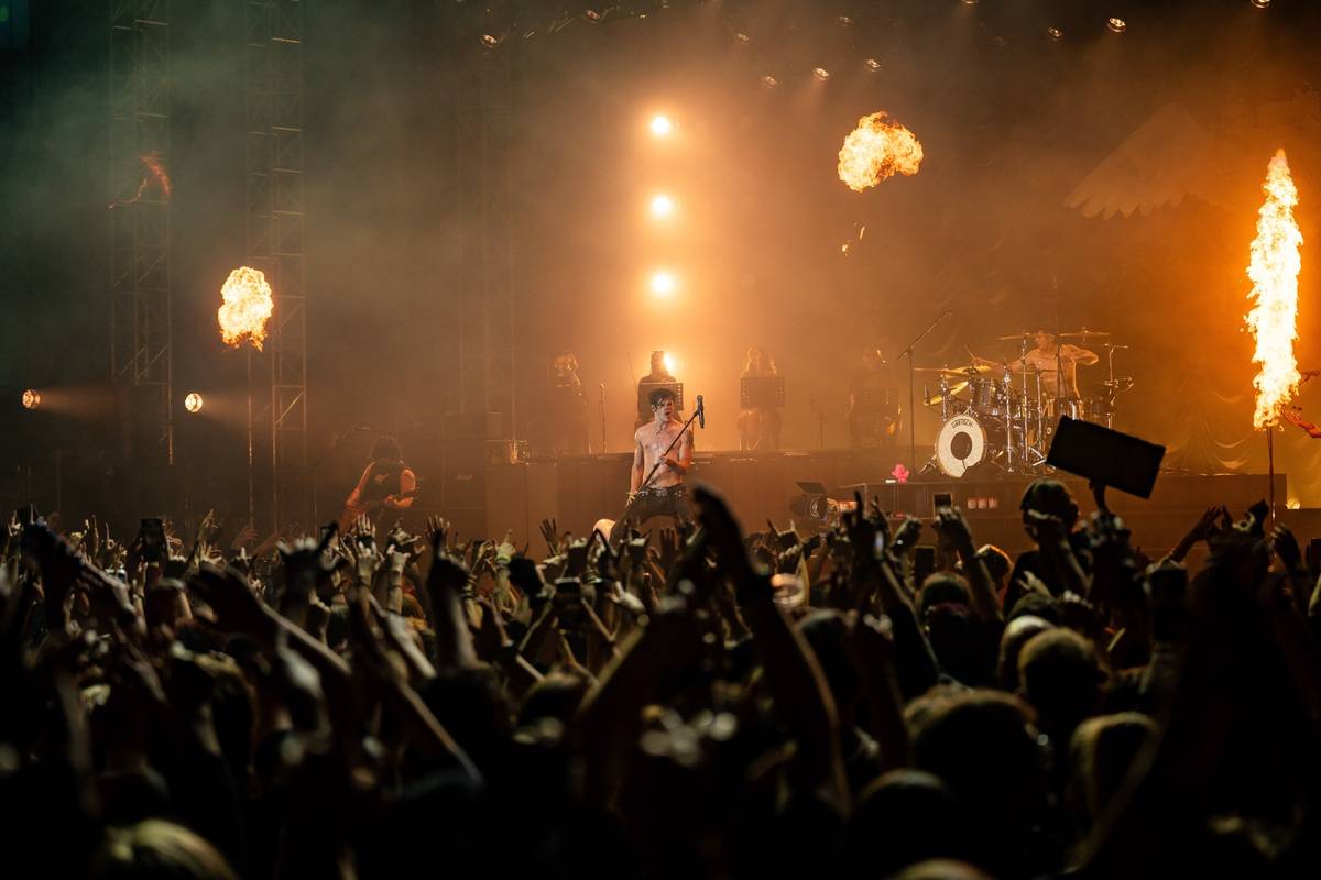 Divoký a bláznivý Yungblud dostal pražské publikum do varu. Mluvil česky a pozval si na stage fanouška