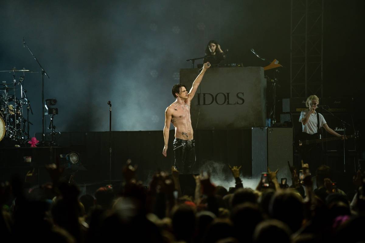 Divoký a bláznivý Yungblud dostal pražské publikum do varu. Mluvil česky a pozval si na stage fanouška