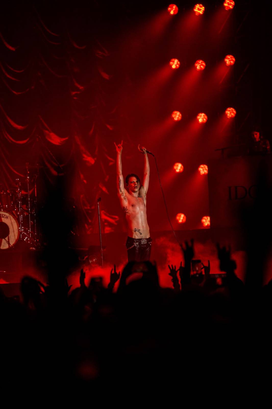 Divoký a bláznivý Yungblud dostal pražské publikum do varu. Mluvil česky a pozval si na stage fanouška