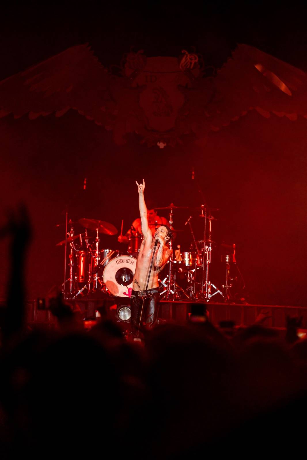 Divoký a bláznivý Yungblud dostal pražské publikum do varu. Mluvil česky a pozval si na stage fanouška