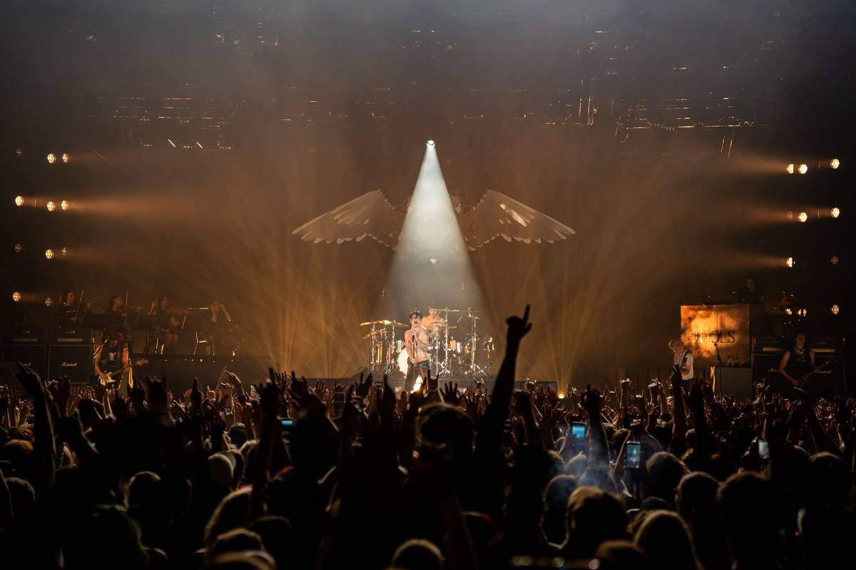 Divoký a bláznivý Yungblud dostal pražské publikum do varu. Mluvil česky a pozval si na stage fanouška