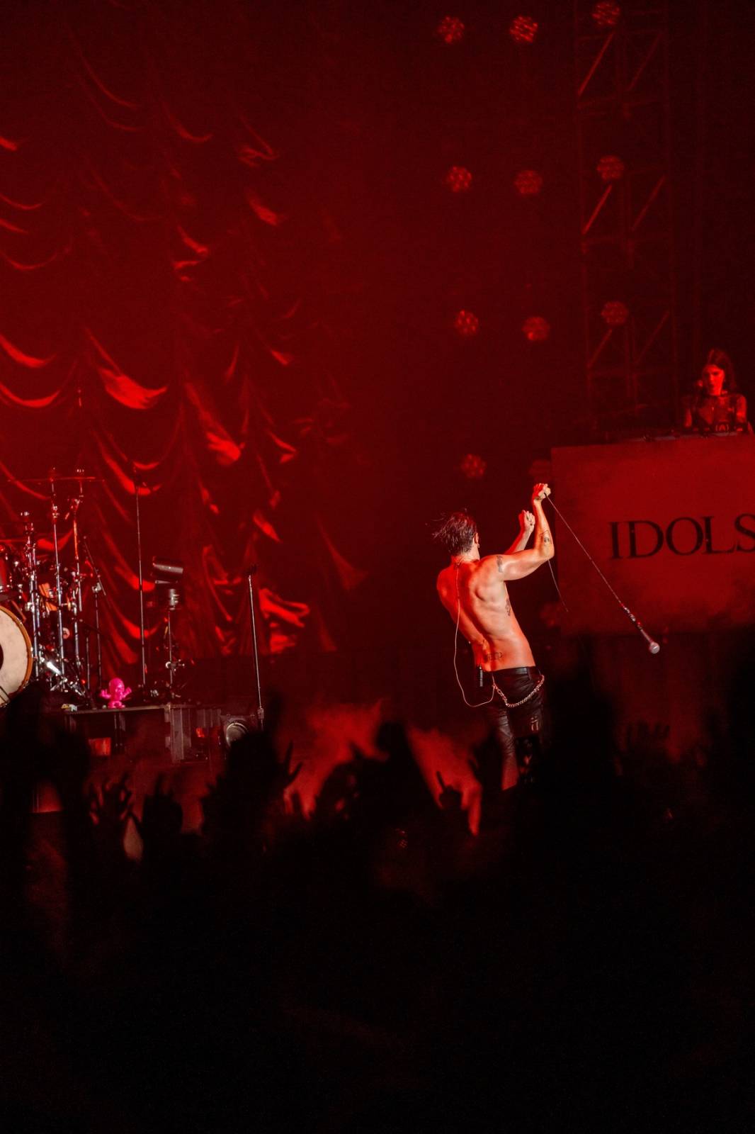 Divoký a bláznivý Yungblud dostal pražské publikum do varu. Mluvil česky a pozval si na stage fanouška