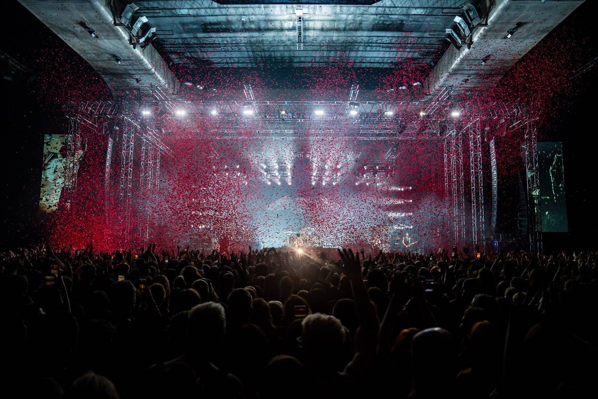 Divoký a bláznivý Yungblud dostal pražské publikum do varu. Mluvil česky a pozval si na stage fanouška