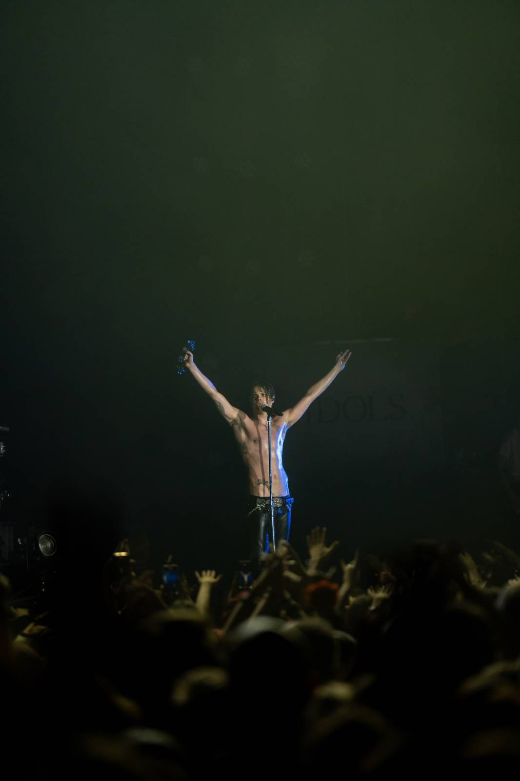 Divoký a bláznivý Yungblud dostal pražské publikum do varu. Mluvil česky a pozval si na stage fanouška