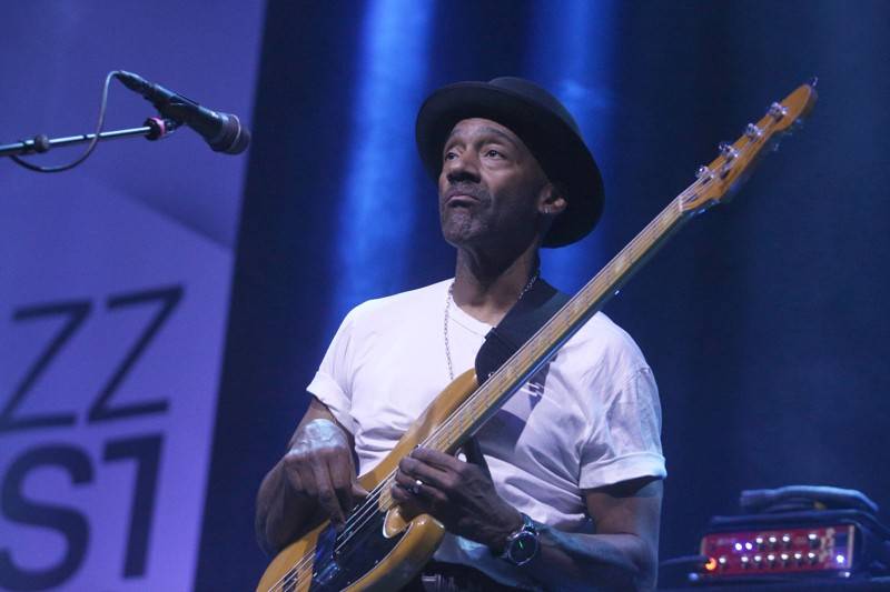 Legendární baskytarista Marcus Miller se představil na festivalu JazzFestBrno, zavzpomínal na Milese Davise