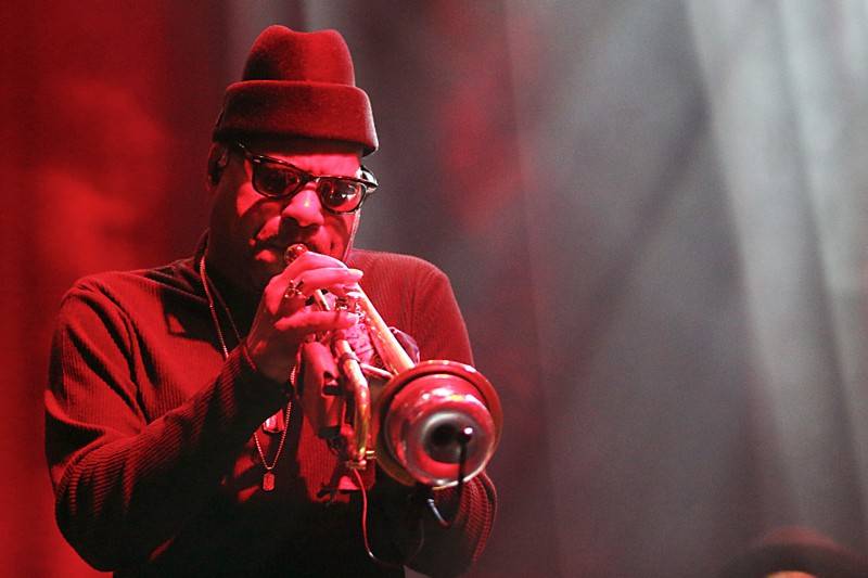 Legendární baskytarista Marcus Miller se představil na festivalu JazzFestBrno, zavzpomínal na Milese Davise