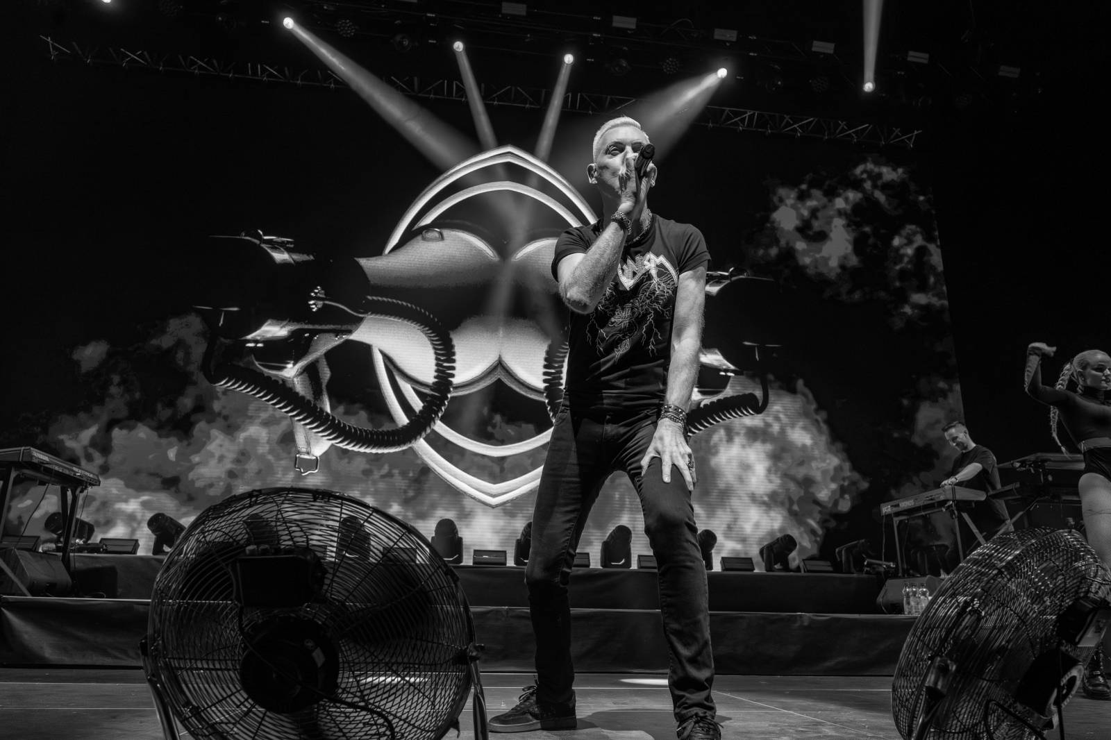 Scooter se po sedmi letech vrátil do Prahy. V doprovodu sexy tanečnic rozpohyboval O2 arenu