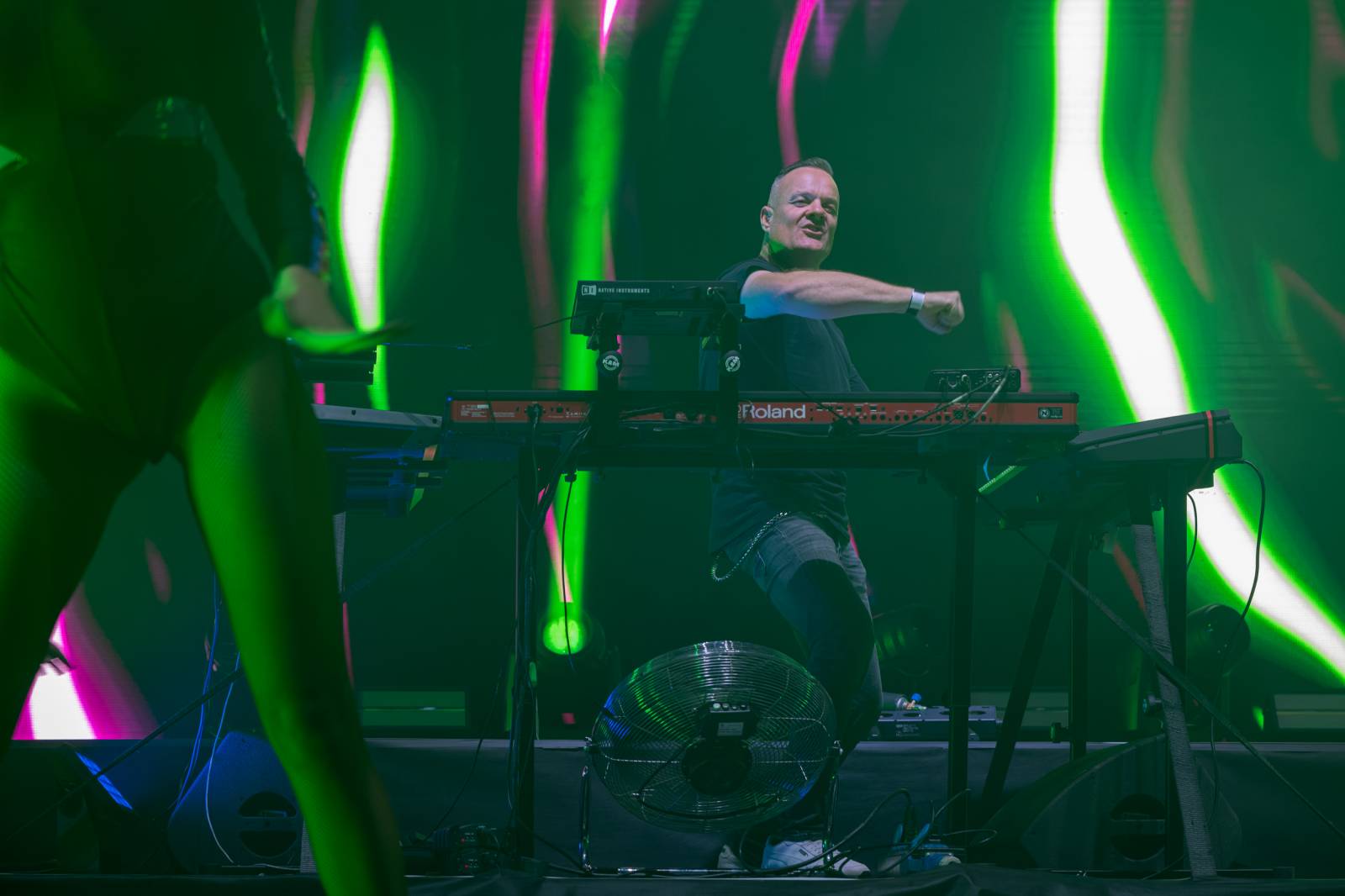 Scooter se po sedmi letech vrátil do Prahy. V doprovodu sexy tanečnic rozpohyboval O2 arenu