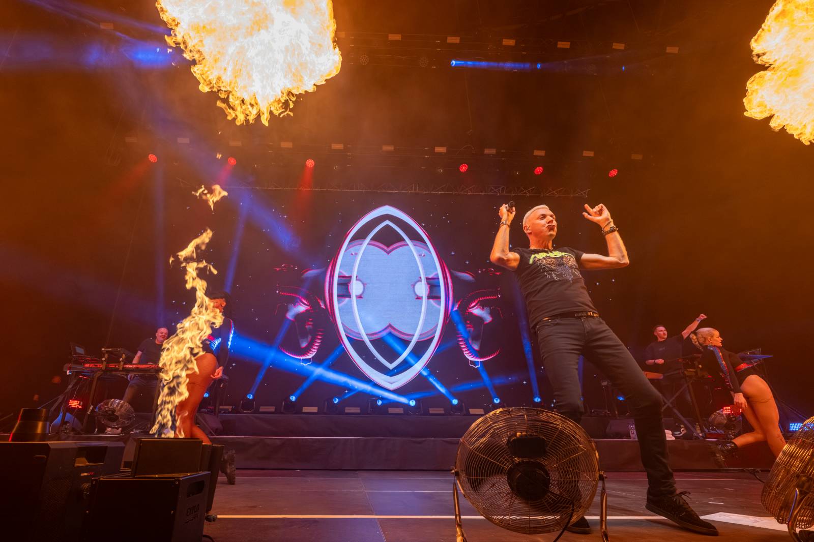 Scooter se po sedmi letech vrátil do Prahy. V doprovodu sexy tanečnic rozpohyboval O2 arenu