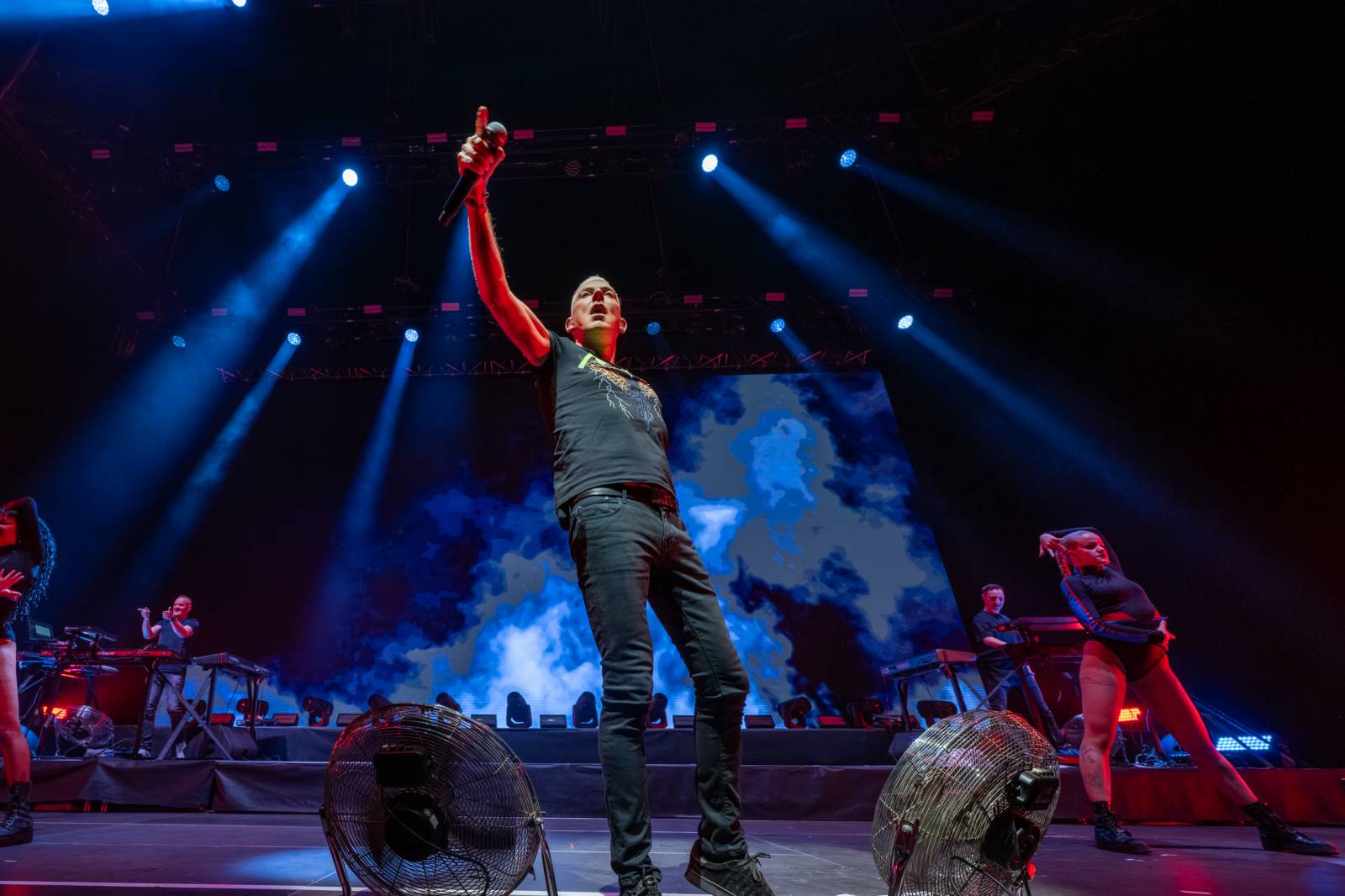 Scooter se po sedmi letech vrátil do Prahy. V doprovodu sexy tanečnic rozpohyboval O2 arenu