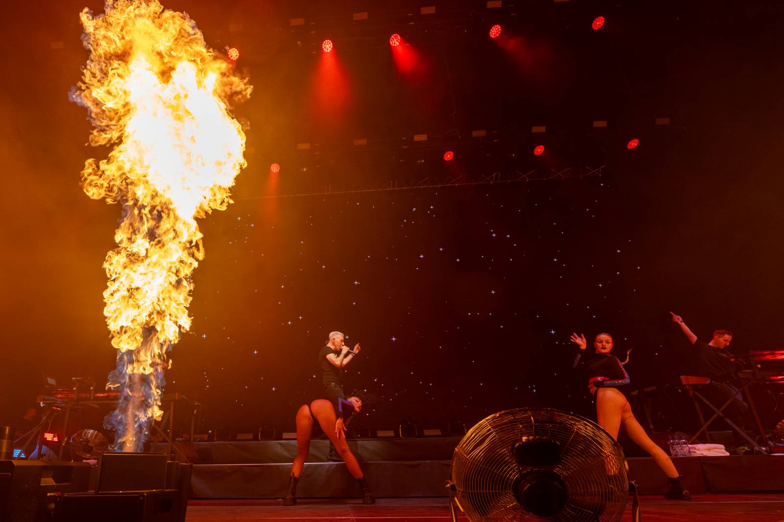 Scooter se po sedmi letech vrátil do Prahy. V doprovodu sexy tanečnic rozpohyboval O2 arenu