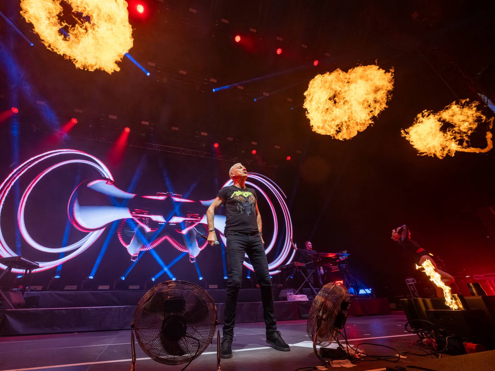 Scooter se po sedmi letech vrátil do Prahy. V doprovodu sexy tanečnic rozpohyboval O2 arenu