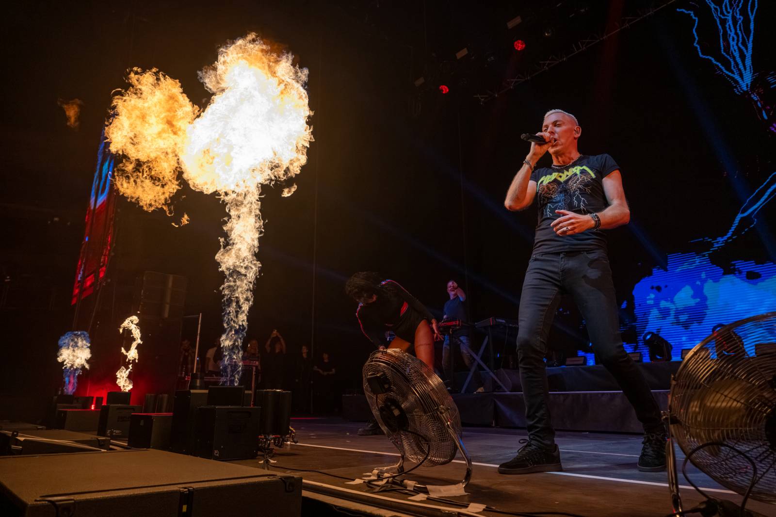 Scooter se po sedmi letech vrátil do Prahy. V doprovodu sexy tanečnic rozpohyboval O2 arenu