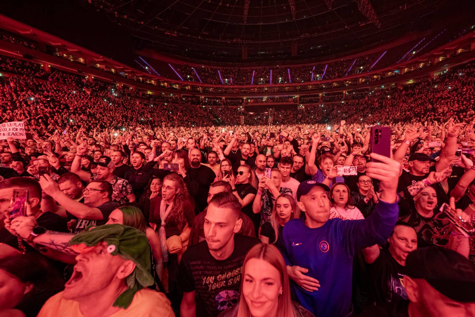 Scooter se po sedmi letech vrátil do Prahy. V doprovodu sexy tanečnic rozpohyboval O2 arenu