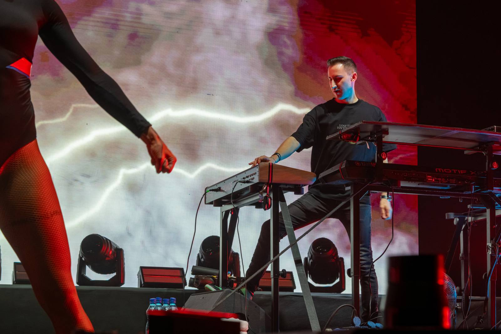 Scooter se po sedmi letech vrátil do Prahy. V doprovodu sexy tanečnic rozpohyboval O2 arenu