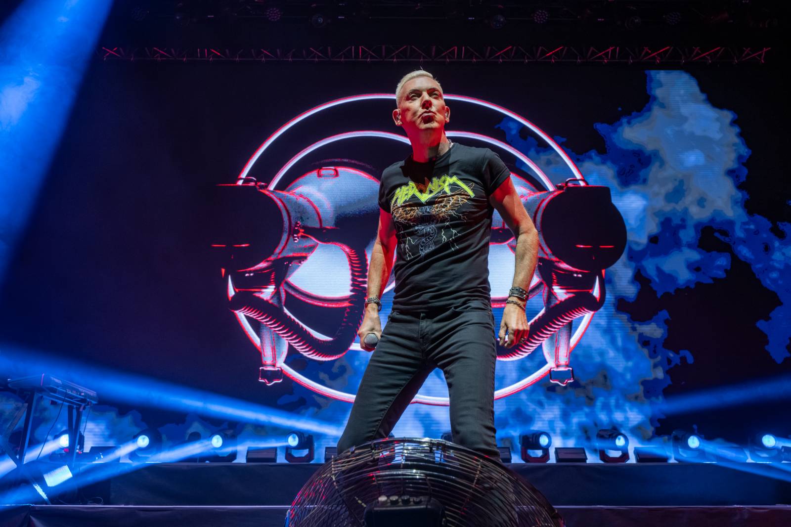 Scooter se po sedmi letech vrátil do Prahy. V doprovodu sexy tanečnic rozpohyboval O2 arenu