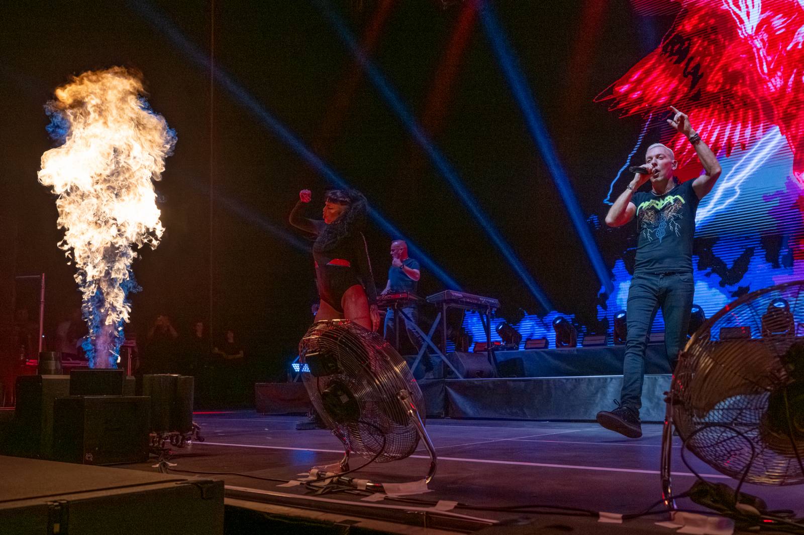 Scooter se po sedmi letech vrátil do Prahy. V doprovodu sexy tanečnic rozpohyboval O2 arenu