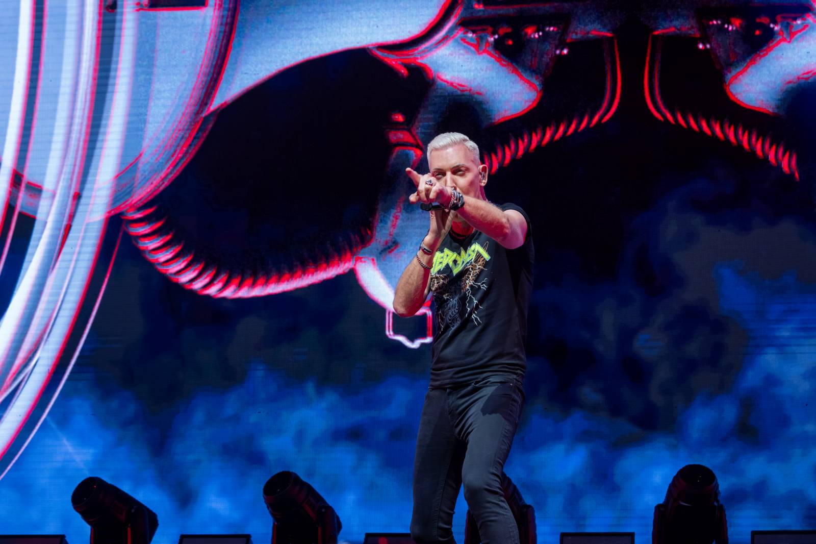 Scooter se po sedmi letech vrátil do Prahy. V doprovodu sexy tanečnic rozpohyboval O2 arenu