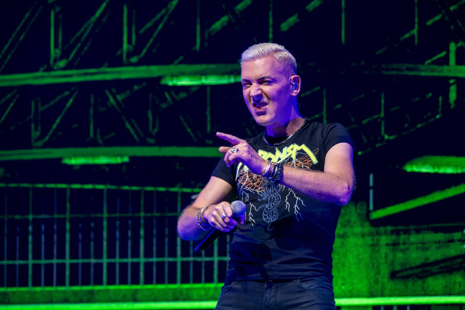 Scooter se po sedmi letech vrátil do Prahy. V doprovodu sexy tanečnic rozpohyboval O2 arenu