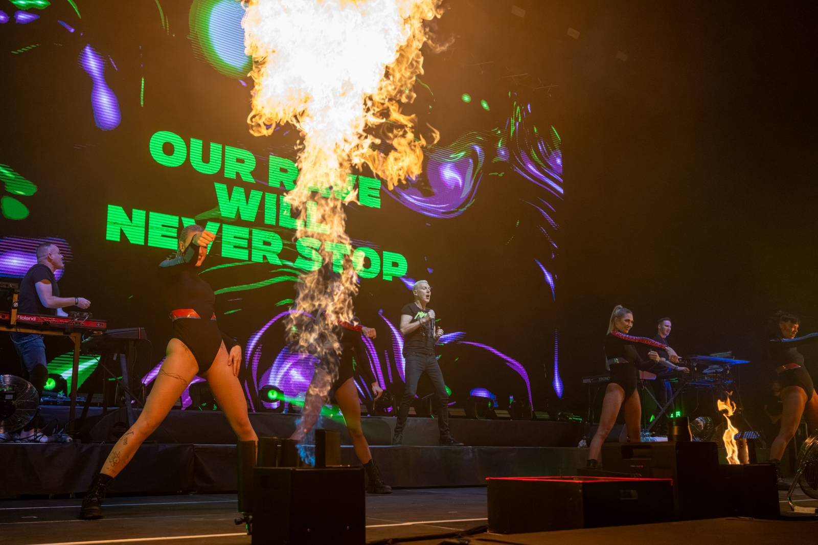 Scooter se po sedmi letech vrátil do Prahy. V doprovodu sexy tanečnic rozpohyboval O2 arenu