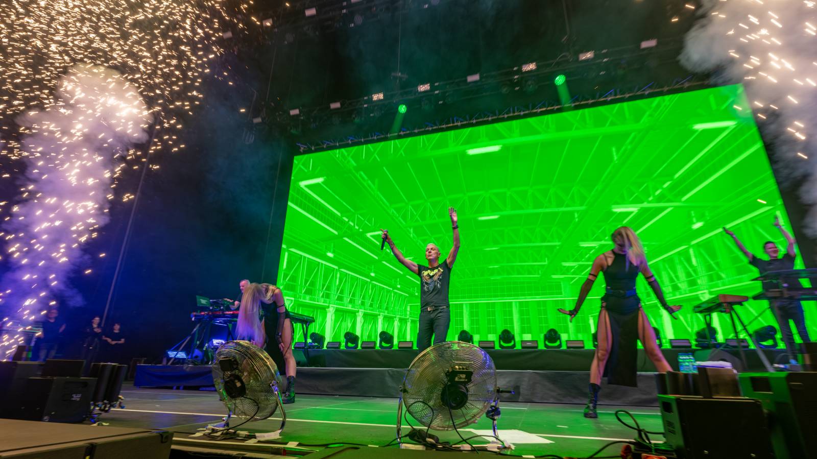 Scooter se po sedmi letech vrátil do Prahy. V doprovodu sexy tanečnic rozpohyboval O2 arenu