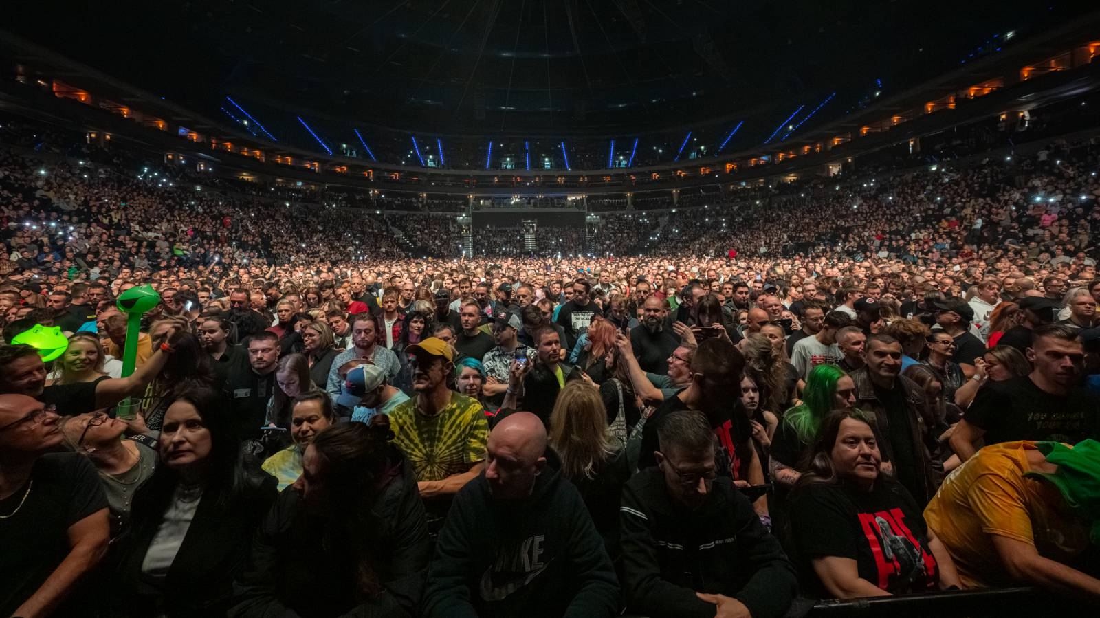 Scooter se po sedmi letech vrátil do Prahy. V doprovodu sexy tanečnic rozpohyboval O2 arenu