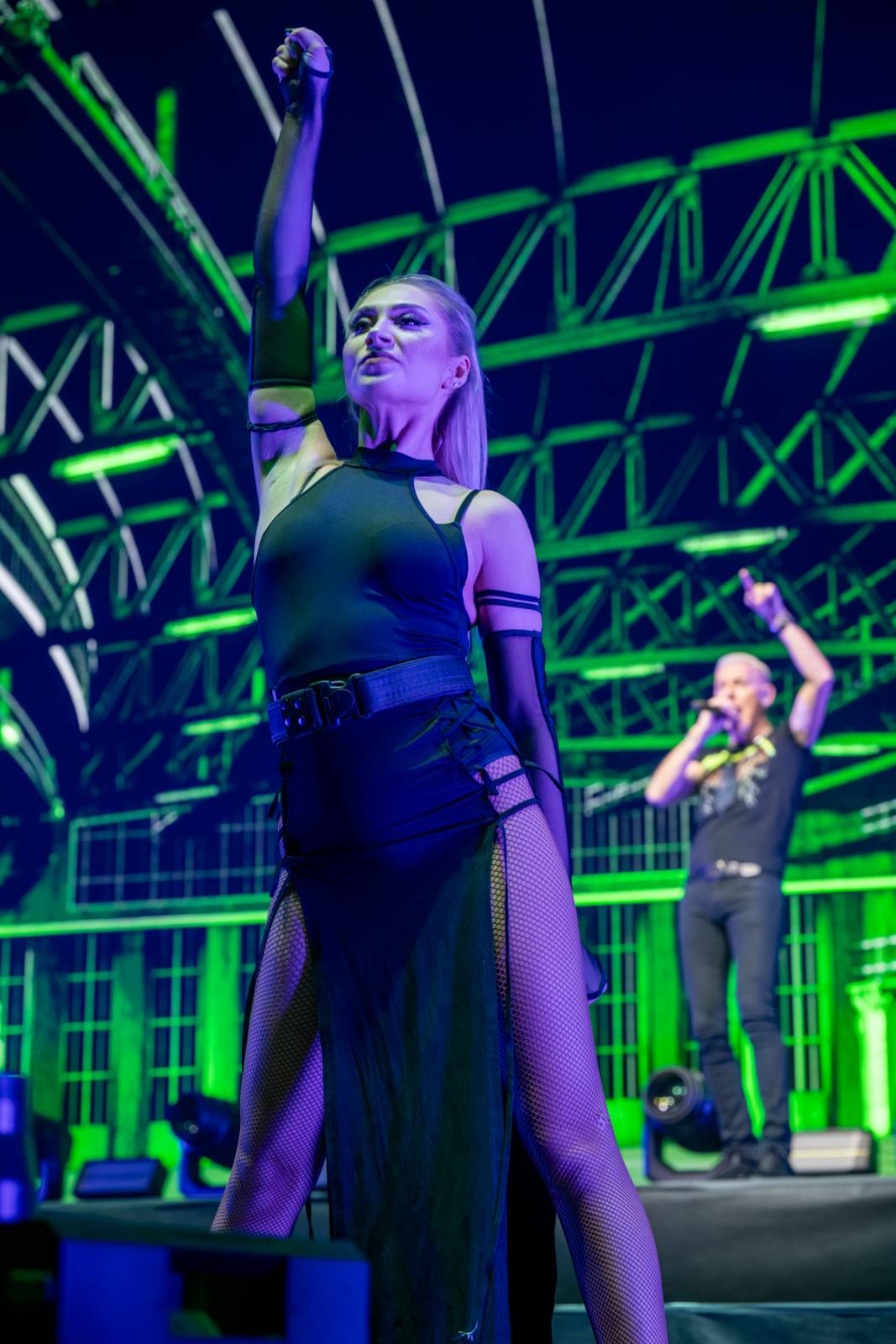 Scooter se po sedmi letech vrátil do Prahy. V doprovodu sexy tanečnic rozpohyboval O2 arenu