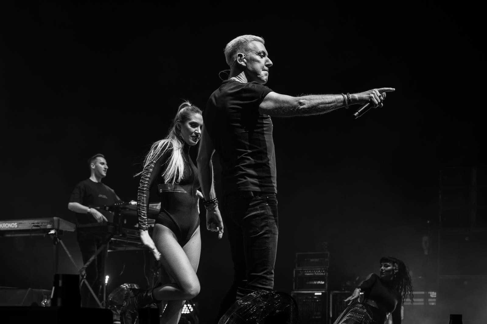 Scooter se po sedmi letech vrátil do Prahy. V doprovodu sexy tanečnic rozpohyboval O2 arenu