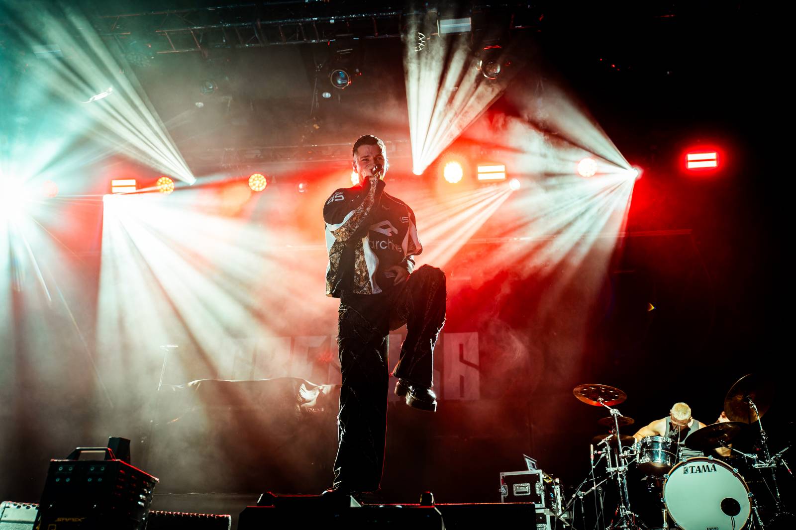 Dymytry vyrazili na podzimní turné. Jejich ohňová show ve Foru Karlín brala dech