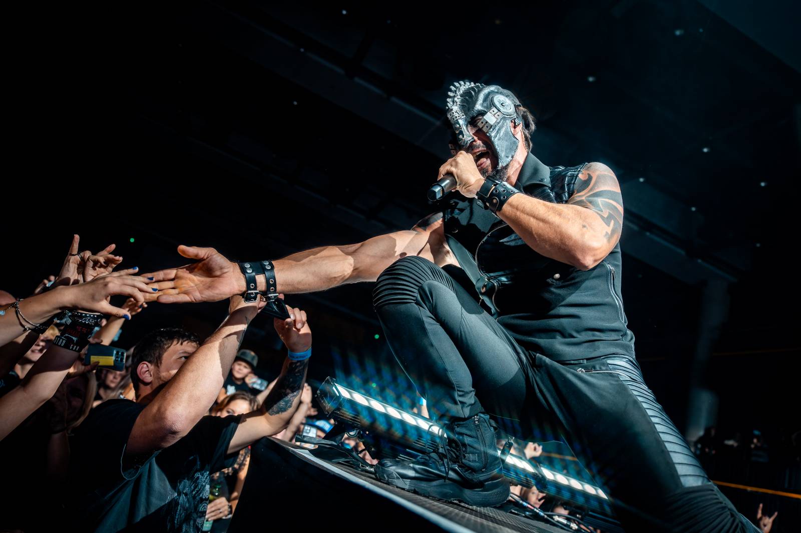 Dymytry vyrazili na podzimní turné. Jejich ohňová show ve Foru Karlín brala dech