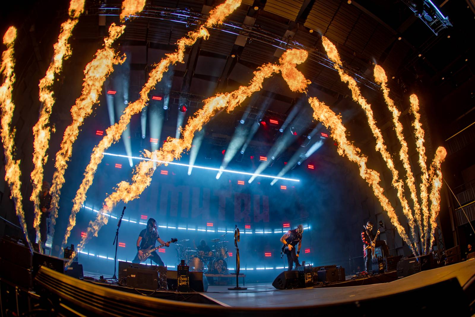 Dymytry vyrazili na podzimní turné. Jejich ohňová show ve Foru Karlín brala dech