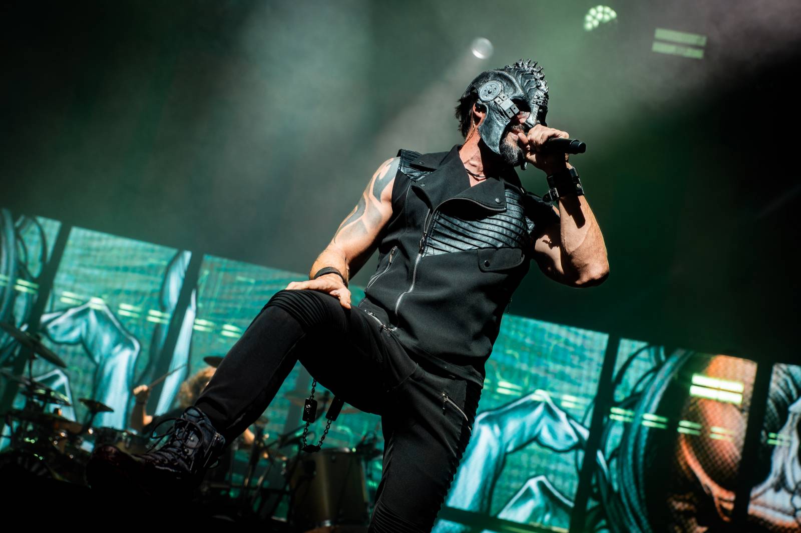 Dymytry vyrazili na podzimní turné. Jejich ohňová show ve Foru Karlín brala dech