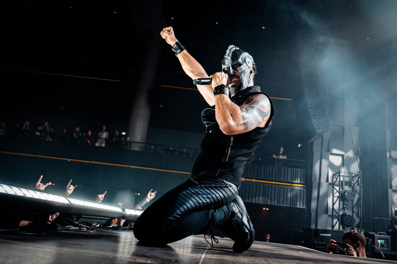 Dymytry vyrazili na podzimní turné. Jejich ohňová show ve Foru Karlín brala dech